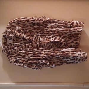 Women blouse leopard print. Squared V neck. 4x. 26/28W